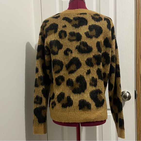 Love By Design women brown animal print fuzzy long sleeves sweater. Size M. NWOT - Picture 4 of 6